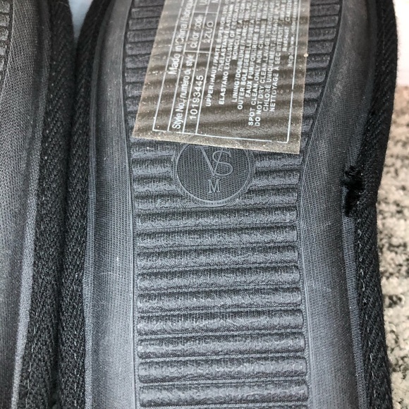 Victoria’s Secret Black Pom Pom Pretty Slippers Size Medium - Picture 8 of 8